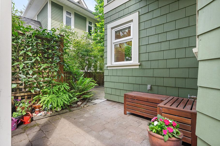 357 W 11th Avenue Vancouver, BC - 4