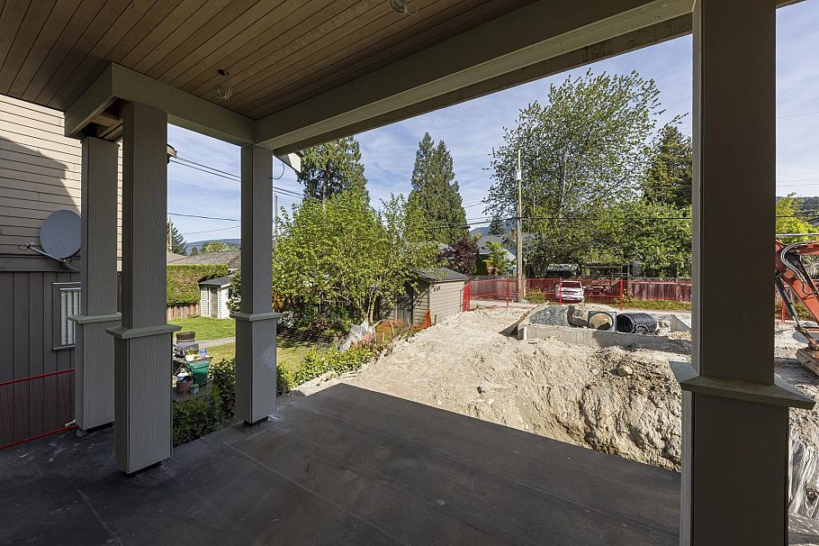 258 E 21st Street North Vancouver, BC - 32