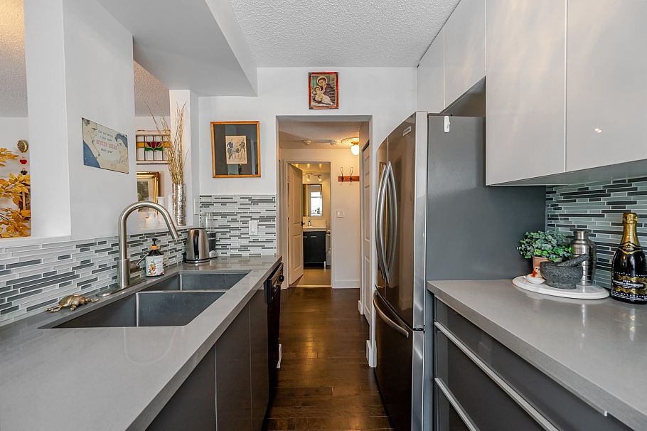 101 1875 W 8th Avenue Vancouver, BC - 3
