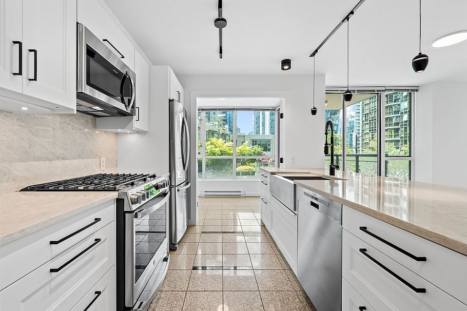 305 1328 W Pender Street Vancouver, BC - 6