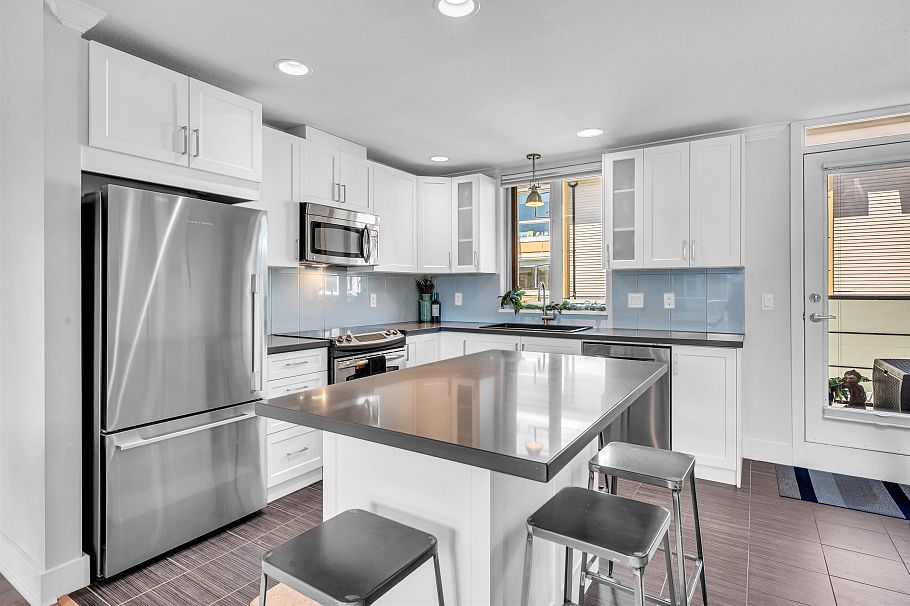 74 728 W 14th Street North Vancouver, BC - 26