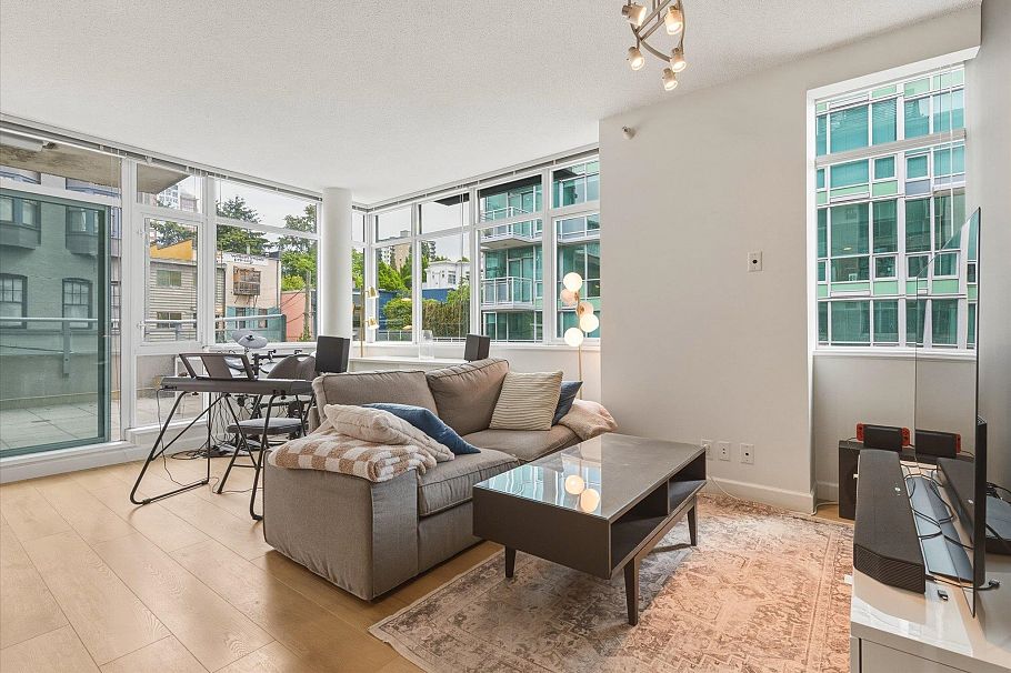 303 100 E Esplanade North Vancouver, BC - 2
