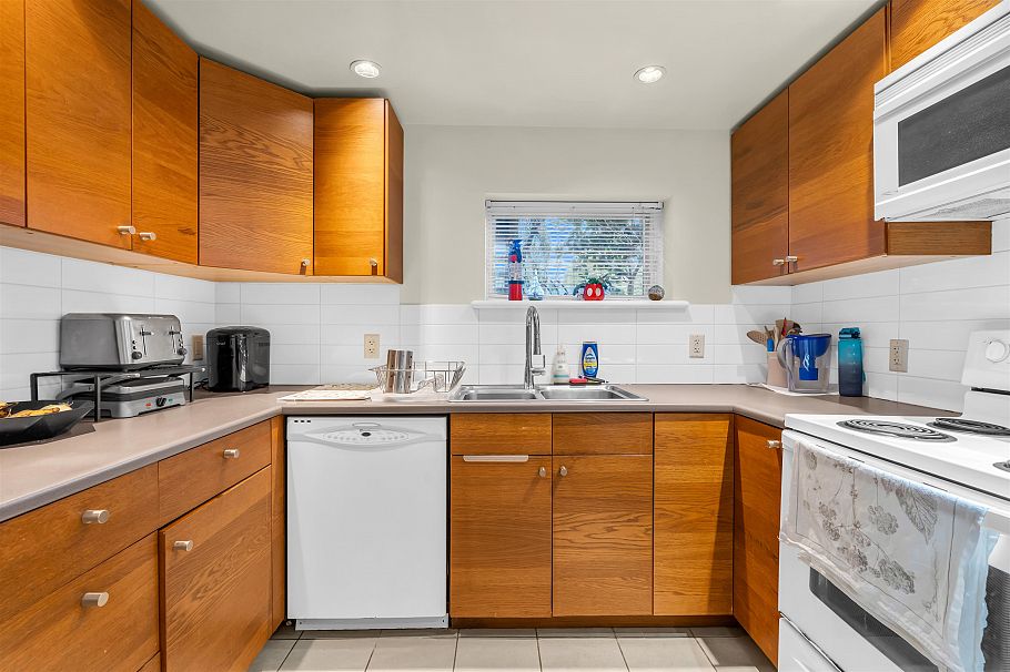 1549 W 33 Avenue Vancouver, BC - 19