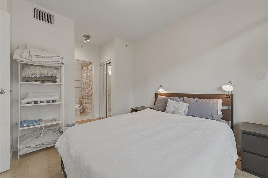 303 100 E Esplanade North Vancouver, BC - 13