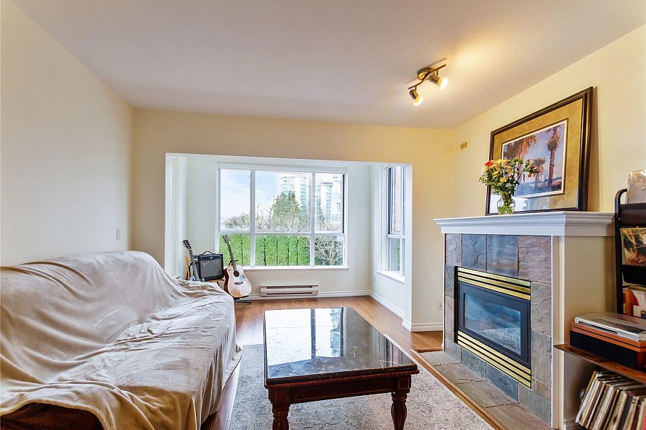 204 155 E 3rd Street North Vancouver, BC - 2
