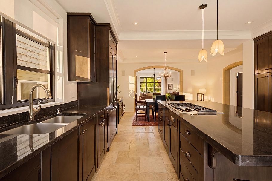 1134 Montroyal Boulevard North Vancouver, BC - 11