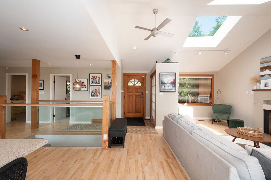 1185 Cloverley Street North Vancouver, BC - 3