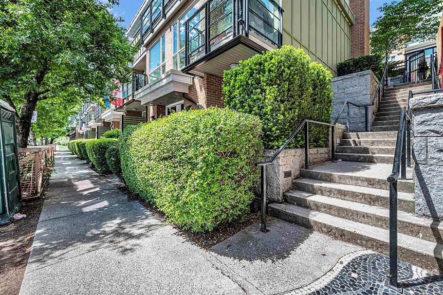 74 728 W 14th Street North Vancouver, BC - 40