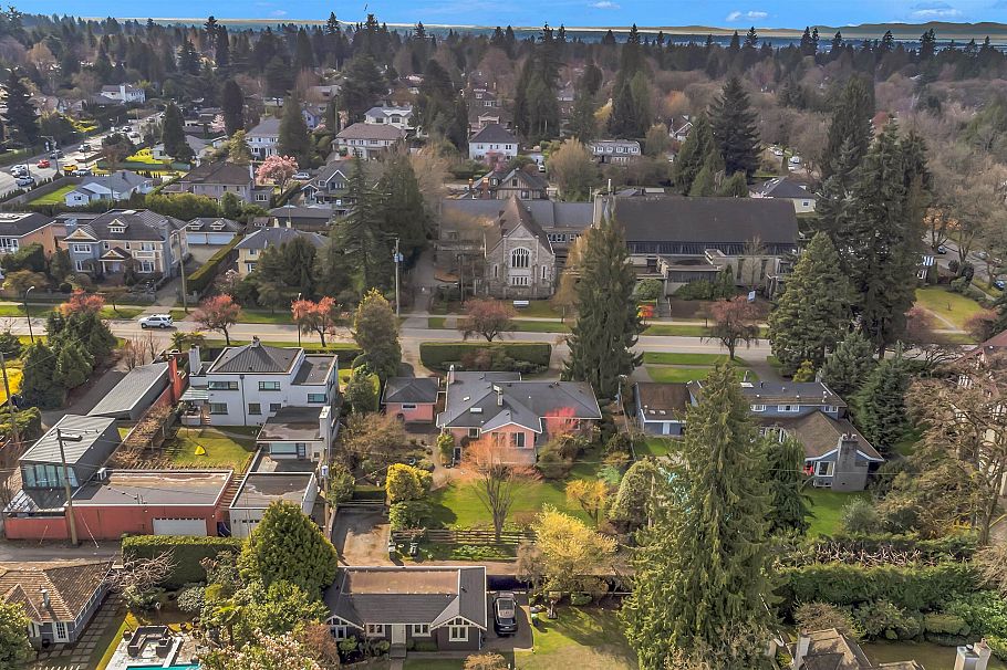 1549 W 33 Avenue Vancouver, BC - 35