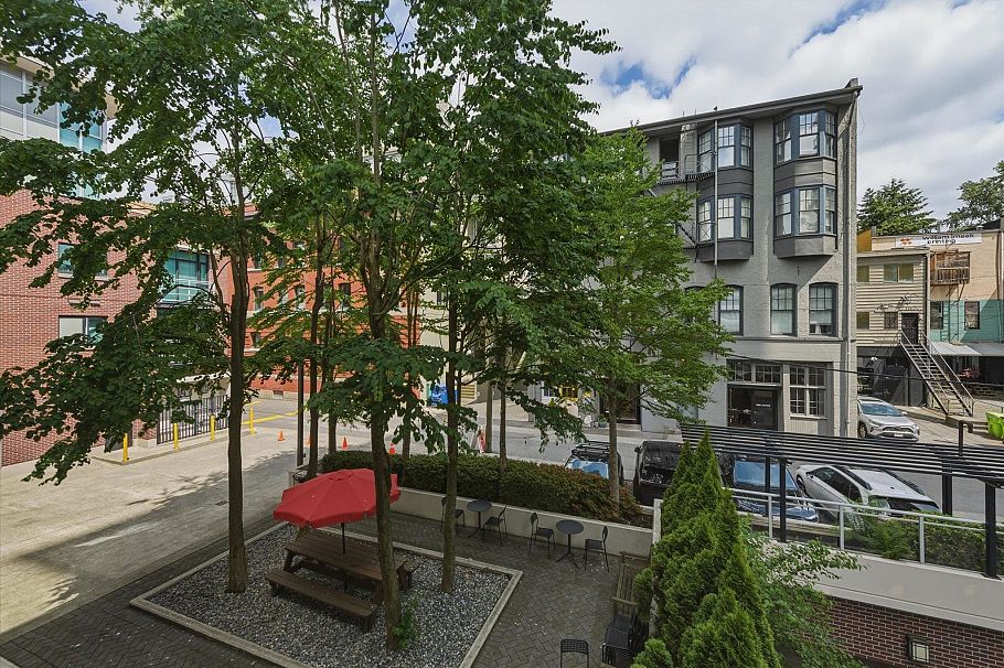 303 100 E Esplanade North Vancouver, BC - 23