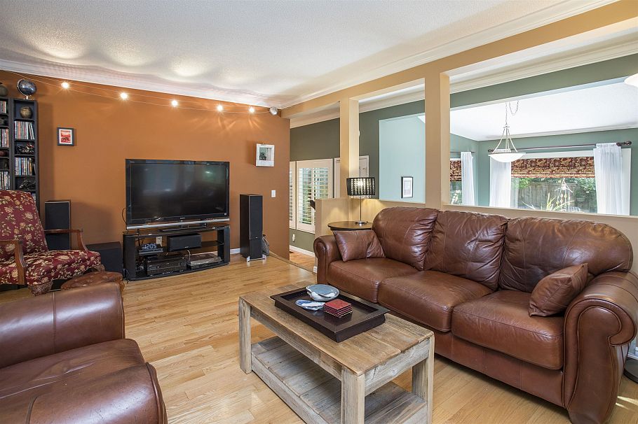 1989 Cedar Village Crescent North Vancouver, BC - 3