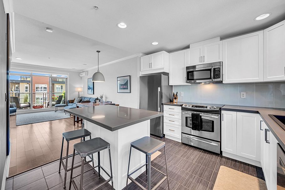 74 728 W 14th Street North Vancouver, BC - 28