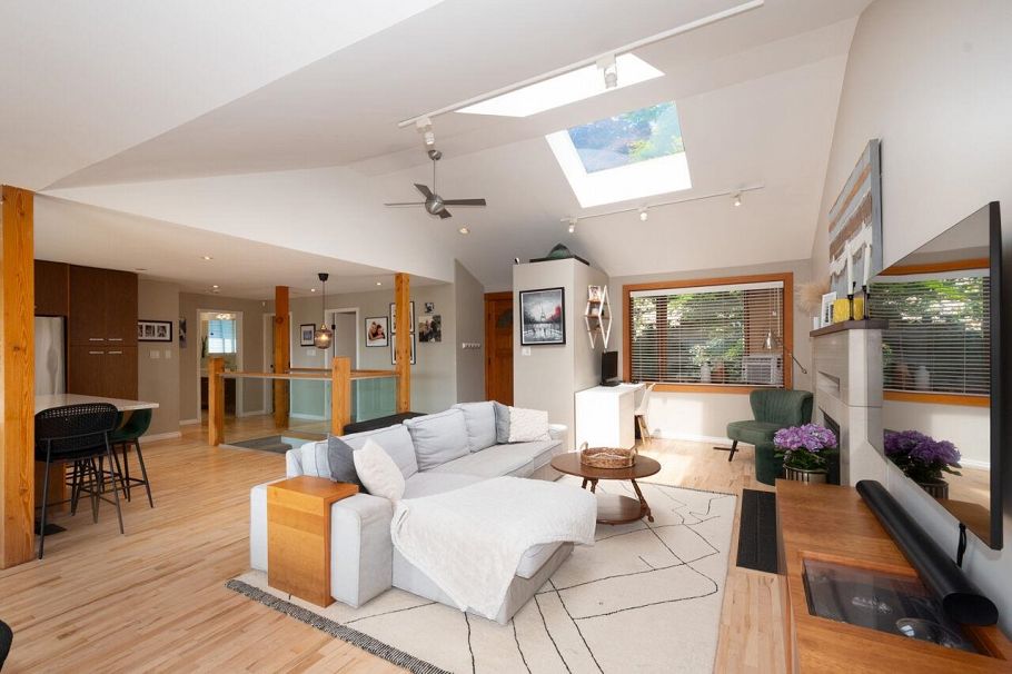 1185 Cloverley Street North Vancouver, BC - 8