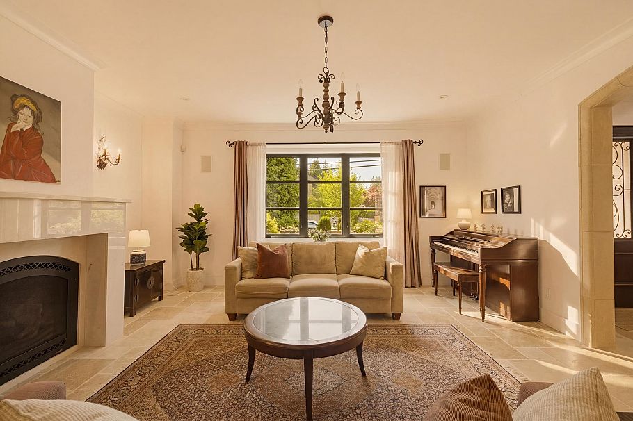1134 Montroyal Boulevard North Vancouver, BC - 4