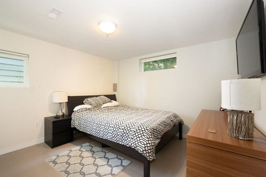 1185 Cloverley Street North Vancouver, BC - 28