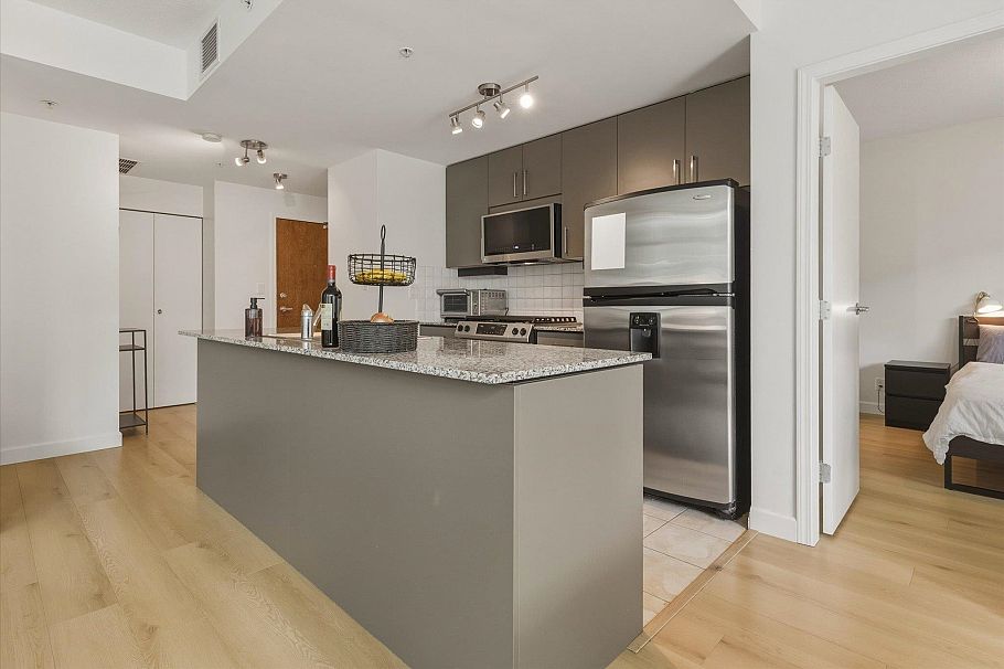 303 100 E Esplanade North Vancouver, BC - 7