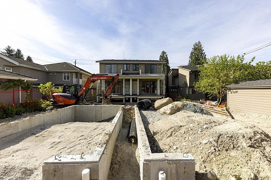 258 E 21st Street North Vancouver, BC - 30