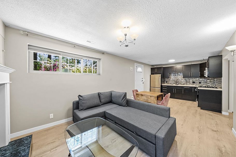 230 W 22nd Street North Vancouver, BC - 24