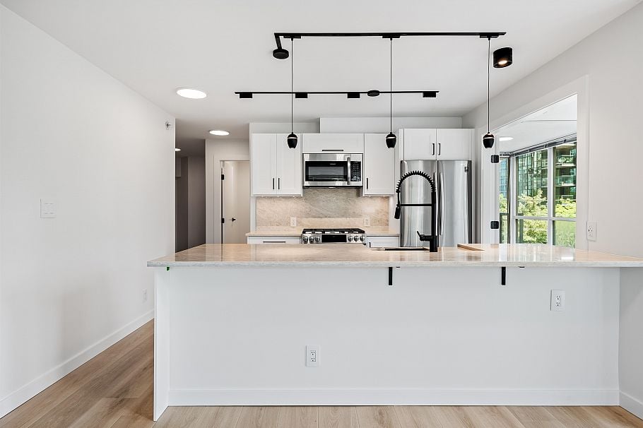 305 1328 W Pender Street Vancouver, BC - 11