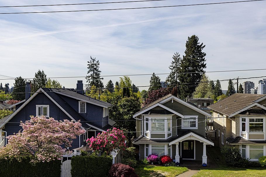 258 E 21st Street North Vancouver, BC - 38