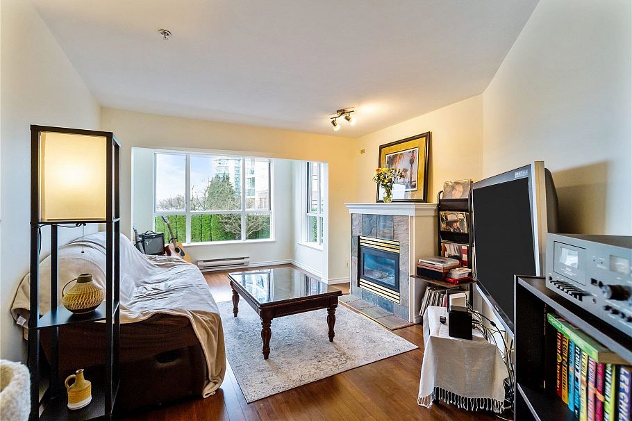 204 155 E 3rd Street North Vancouver, BC - 1