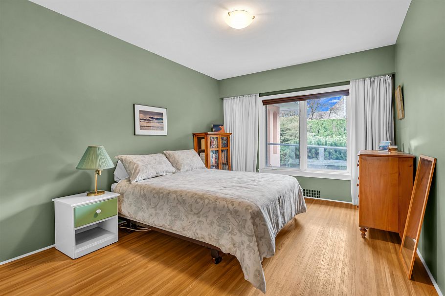 1549 W 33 Avenue Vancouver, BC - 14