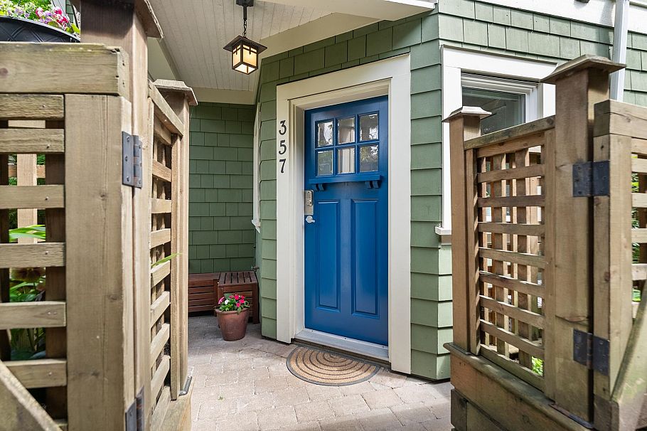 357 W 11th Avenue Vancouver, BC - 2
