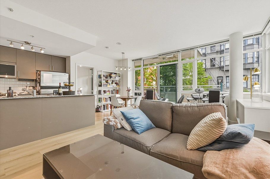 303 100 E Esplanade North Vancouver, BC - 1