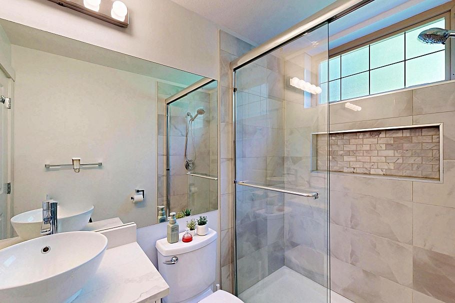 211 2083 W 33rd Avenue Vancouver, BC - 33
