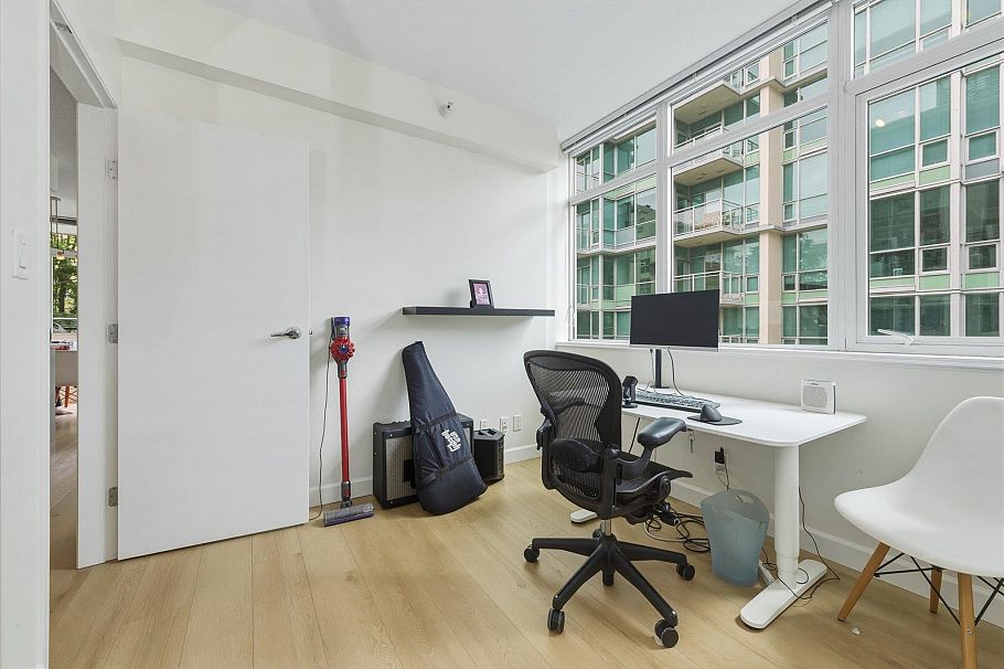 303 100 E Esplanade North Vancouver, BC - 16