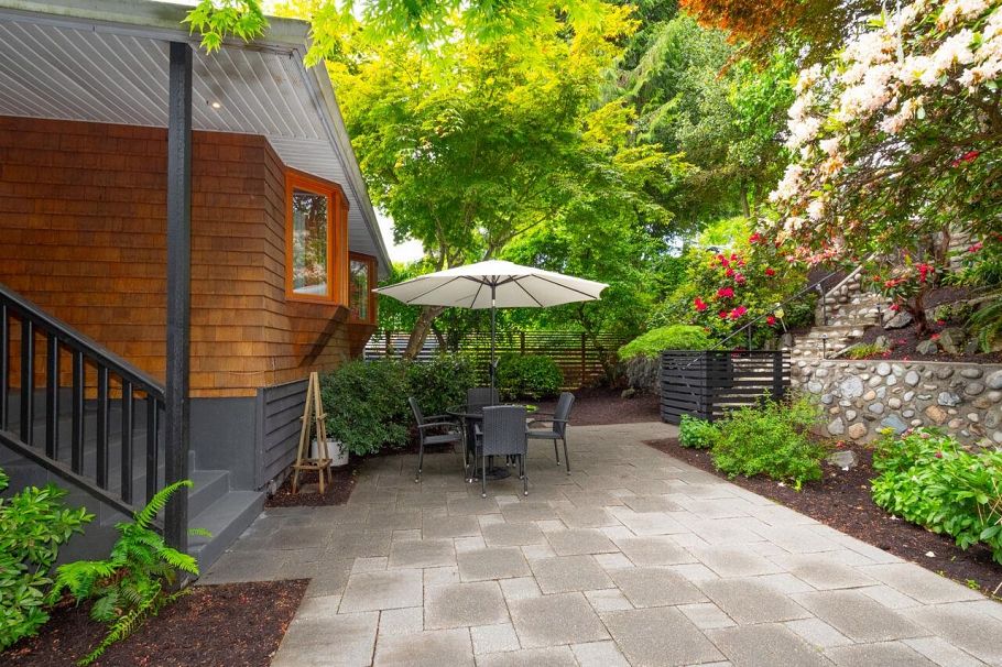 1185 Cloverley Street North Vancouver, BC - 2