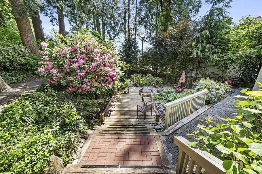 230 W 22nd Street North Vancouver, BC - 23