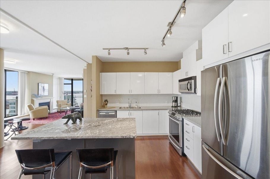1601 155 W 1st Street North Vancouver, BC - 14