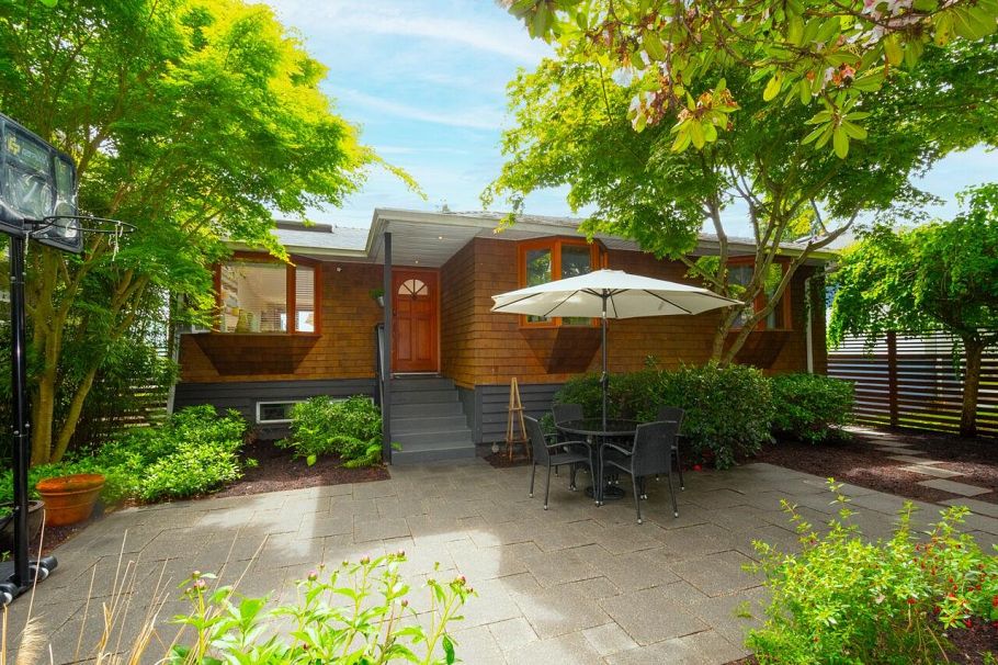 1185 Cloverley Street North Vancouver, BC - 1