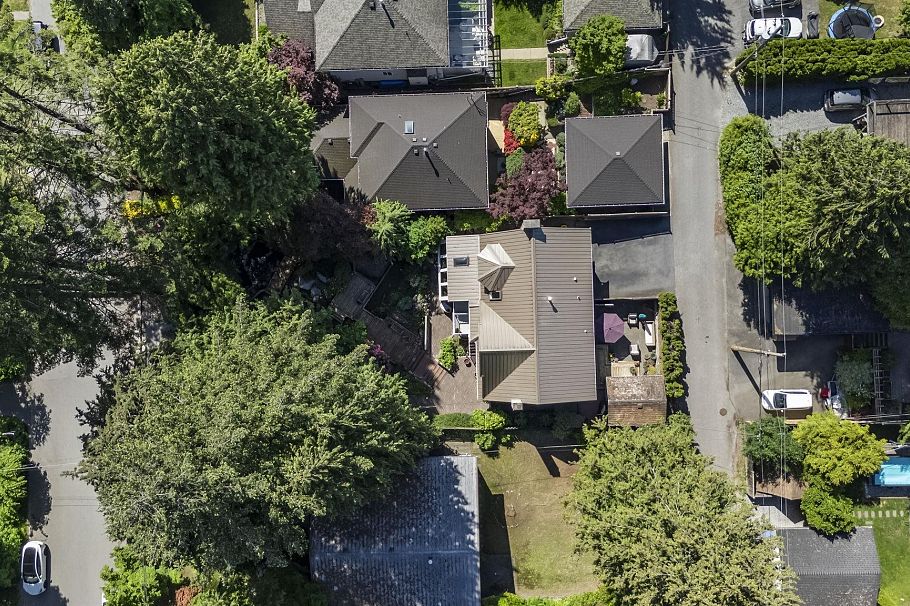 230 W 22nd Street North Vancouver, BC - 36