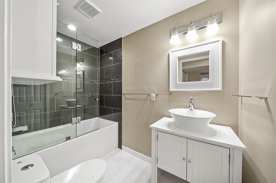 230 W 22nd Street North Vancouver, BC - 27