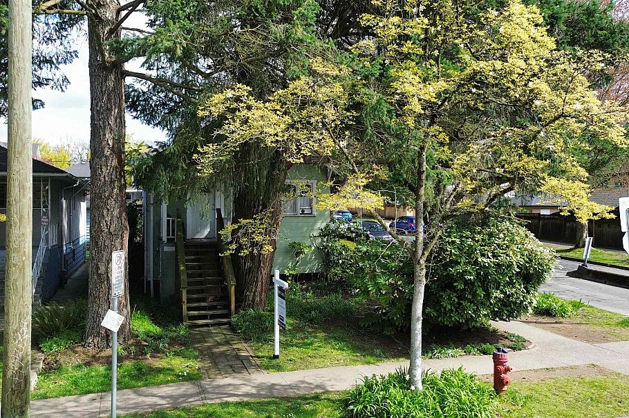 4496 Ontario Street Vancouver, BC - 5