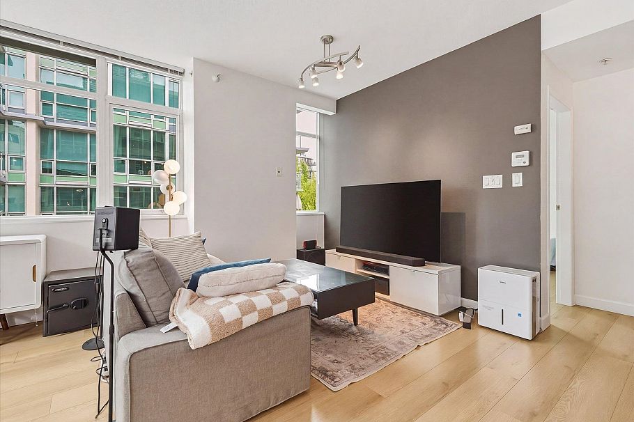 303 100 E Esplanade North Vancouver, BC - 3