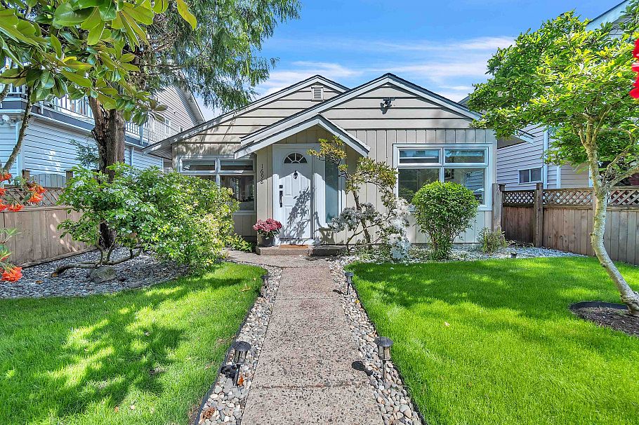 1698 Garden Avenue North Vancouver, BC - 1