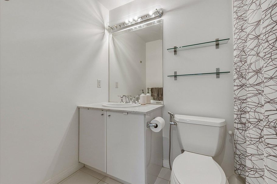 303 100 E Esplanade North Vancouver, BC - 14