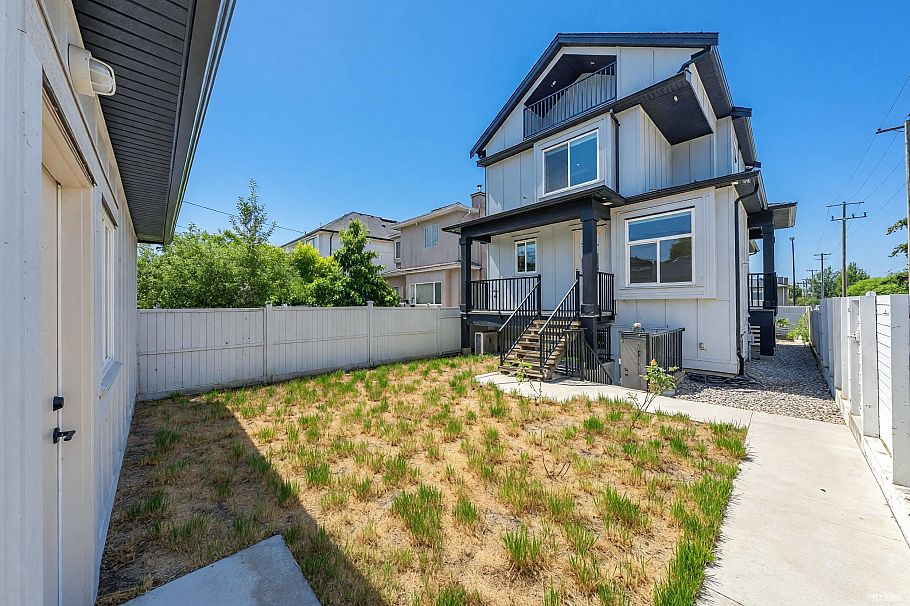 1620 E 53rd Avenue Vancouver, BC - 25