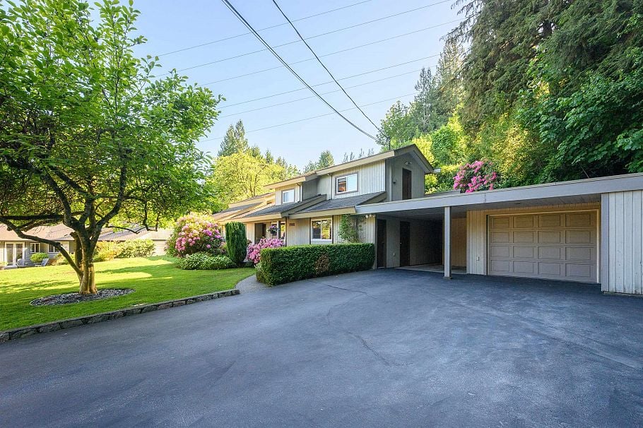 1747 Bellelynn Place North Vancouver, BC - 2
