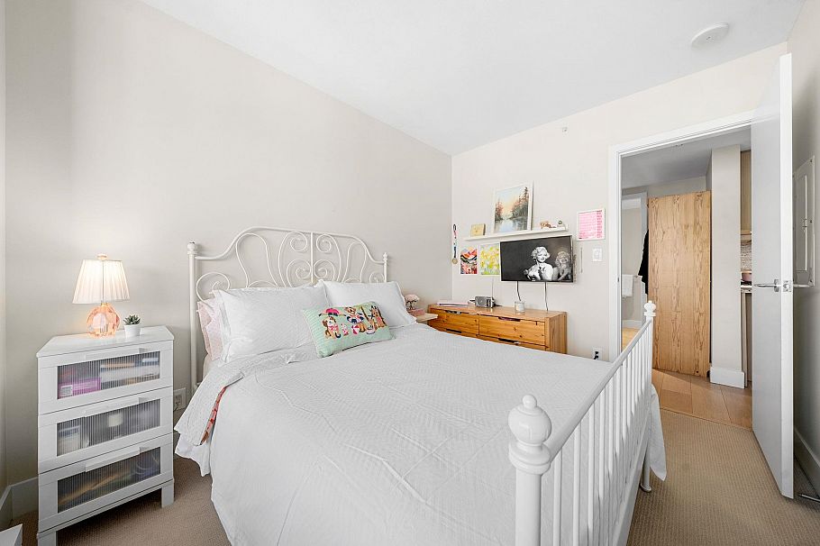 311 150 W 15 Street North Vancouver, BC - 18