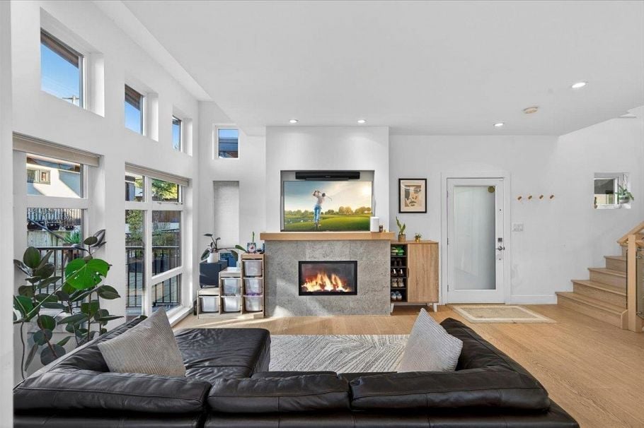 2 252 E 19th Street North Vancouver, BC - 3