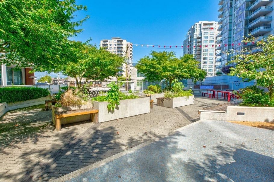 608 150 W 15th Street North Vancouver, BC - 21