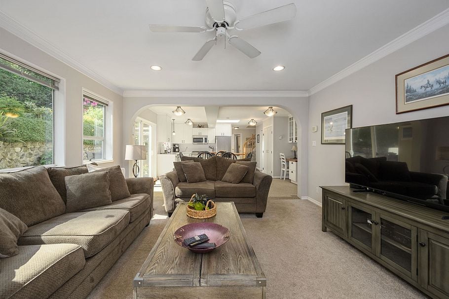 1747 Bellelynn Place North Vancouver, BC - 10
