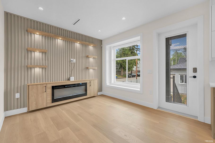 1620 E 53rd Avenue Vancouver, BC - 3