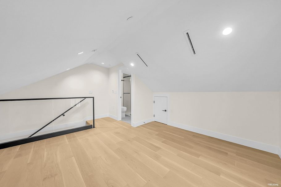 1620 E 53rd Avenue Vancouver, BC - 19