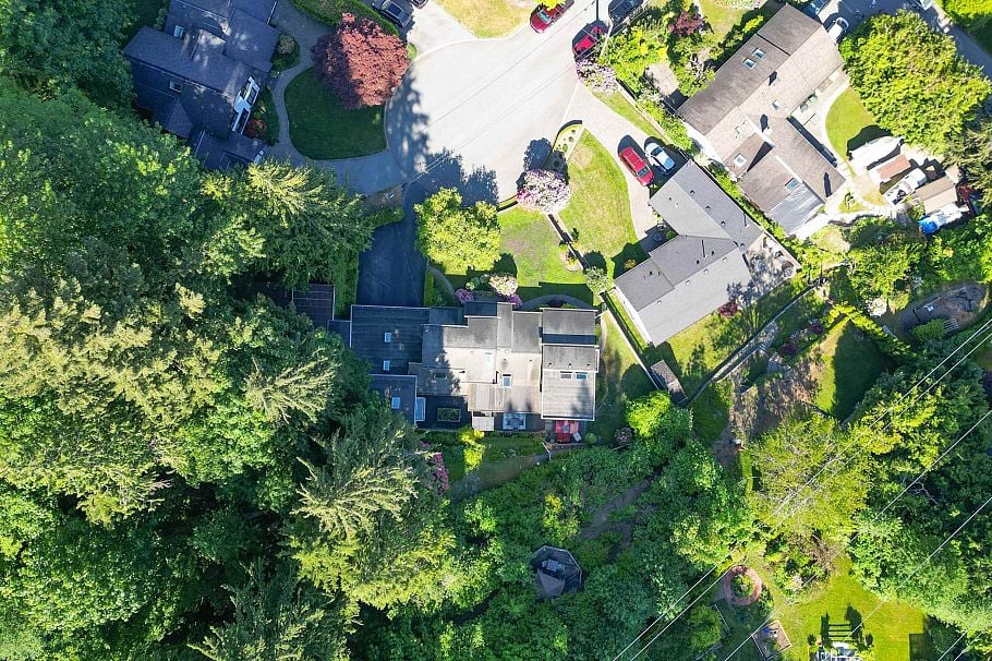 1747 Bellelynn Place North Vancouver, BC - 37