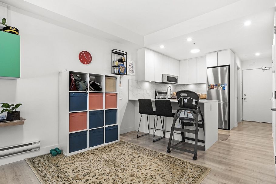 102 2688 Duke Street Vancouver, BC - 5